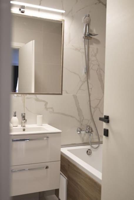 Eliza'S Apartment By Oasis Homes Nagyvárad Kültér fotó
